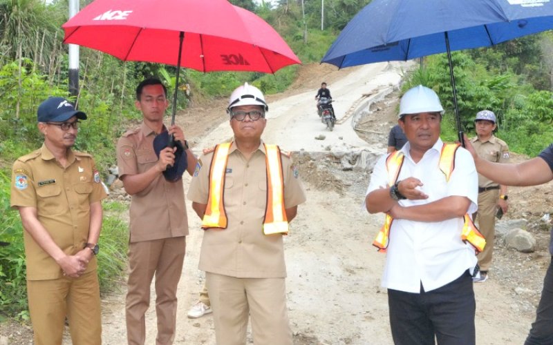 PENINJAUAN. Pj Gubernur Sulbar, Bahtiar Baharuddin, meninjau progres pengerjaan ruas jalan Salutambung-Urekang di Kecamatan Ulumanda, Kabupaten Majene, Provinsi Sulbar, Senin (19/8/2024). foto: istimewa