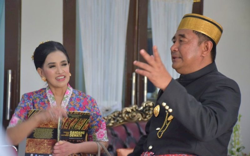 PERTEMUAN. Pj Gubernur Sulbar Bahtiar Baharuddin menerima audiensi Ketua Bhayangkari Daerah Sulbar Miranti Adang Ginanjar bersama Komunitas Budaya di Rumah Jabatan Gubernur Sulbar, Rabu (28/8/2024). foto: istimewa