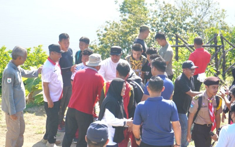 HIKING. Pj Gubernur Sulbar, Bahtiar Baharuddin, kembali melakukan hiking (mendaki) di Bukit Sukun Bhayangkara 78 (Tempat Latihan Menembak Brimob Polda Sulbar), Mamuju, Sulbar, Minggu (11/8/2024). foto: istimewa