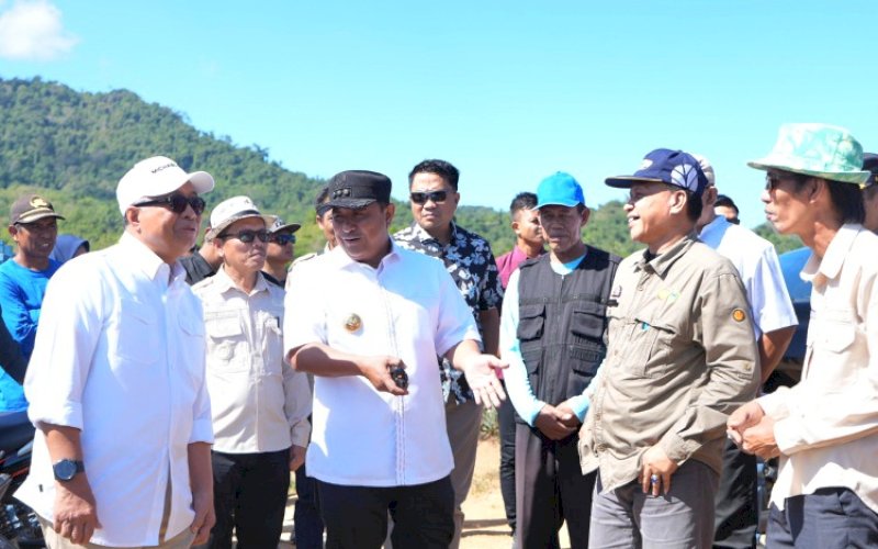 KUNJUNGAN. Pj Gubernur Sulbar, Bahtiar Baharuddin, bersama pimpinan OPD Pemprov Sulbar berkunjung kawasan nanas di Desa Jangan-jangan, Kecamatan Pujananting, Kabupaten Barru, Sulsel, Jumat (2/8/2024). foto: istimewa