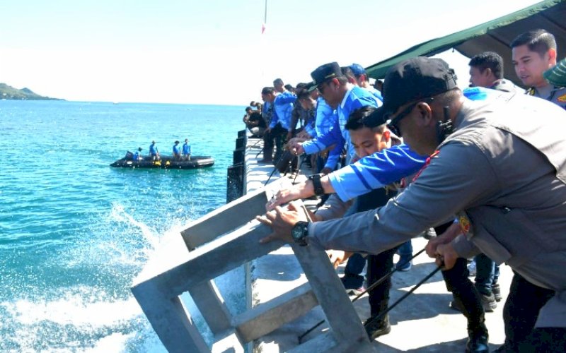 PENYEBARAN. Pj Gubernur Sulbar, Bahtiar Baharuddin, bersama Forkopimda Provinsi Sulbar menurunkan artificial reef atau rumpon buatan di Pangkalan TNI Angkatan Laut (Lanal) Mamuju, Kamis (15/8/2024). foto: istimewa