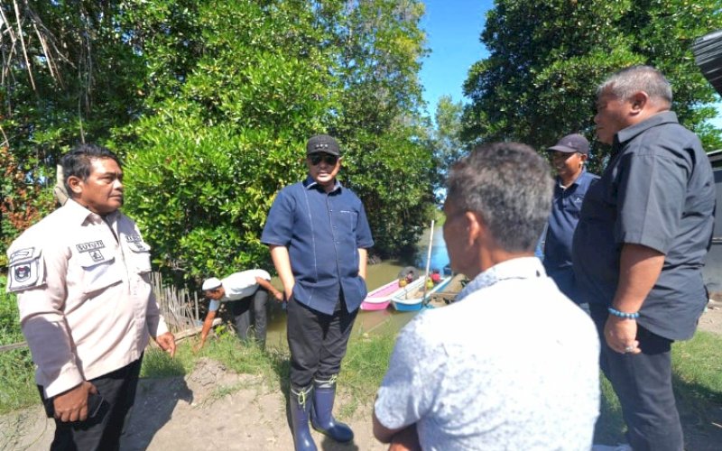KUNJUNGAN. Pj Gubernur Sulbar, Bahtiar Baharuddin, bersama pimpinan OPD Pemprov Sulbar berkunjung di lokasi Budidaya Kepiting Payau di Desa Pallime, Kecamatan Cenrana, Bone, Sulsel, Sabtu (3/8/2024). foto: istimewa