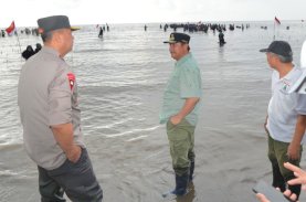 Pj Gubernur Bersama Forkopimda dan Masyarakat Sulbar Tanam 20 Ribu Bibit Mangrove di Pantai Ampallas