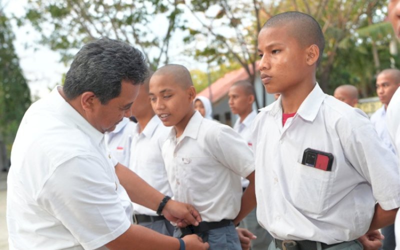 KUNJUNGAN. Pj Gubernur Sulbar, Bahtiar Baharuddin, saat melakukan kunjungan di SMKN 3 Majene, Kamis (22/8/2024). foto: istimewa
