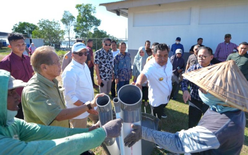 KUNJUNGAN. Pj Gubernur Sulbar, Bahtiar Baharuddin, bersama pimpinan OPD Pemprov Sulbar berkunjung ke PT Bogatama Marinusa atau dikenal sebagai PT Bomar di Kabupaten Barru, Sulsel, Jumat (2/8/2024). foto: istimewa