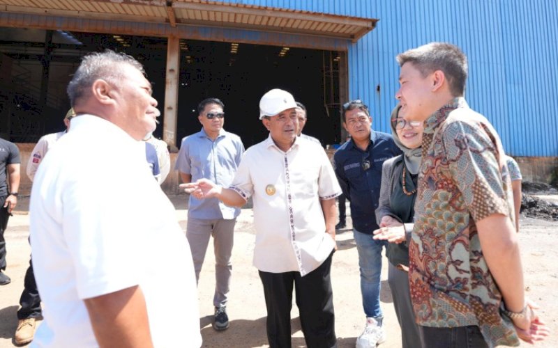 KUNJUNGAN. Pj Gubernur Sulbar, Bahtiar Baharuddin, membawa sejumlah Kepala OPD ke kawasan smelter PT Huadi Bantaeng Industrial Park (HBIP) di Kabupaten Bantaeng, Rabu (1/8/2024). foto: istimewa