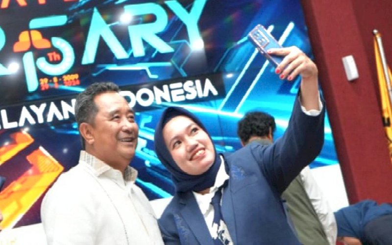 SWAFOTO. Pj Gubernur Sulbar, Bahtiar Baharuddin, yang juga Dirjen Politik dan Pemerintahan Kemendagri swafoto di sela-sela menerima penghargaan Kabar Award 2024 kategori Tokoh Pemerintahan dalam acara Peringatan HUT Kabar Grup Indonesia (KGI) ke-15 dengan tema 'KGI Membangun Negeri Melayani Indonesia' di Menara Pinisi UNM, Kamis (29/8/2024). foto: istimewa