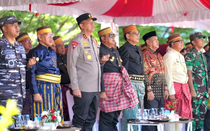 KICK OFF. Pj Gubernur Sulbar, Bahtiar Baharuddin, bersama Forkopimda Provinsi Sulbar pada Kick Off Rangkaian Kegiatan Hari Jadi/HUT Provinsi Sulbar ke-20 di Kantor Gubernur Sulbar, Rabu (28/8/2024). foto: istimewa
