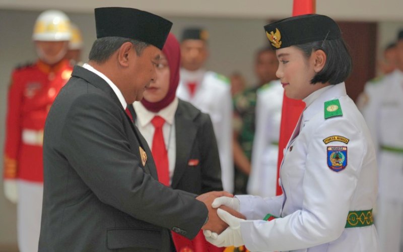 PENGUKUHAN. Pj ubernur Sulbar, Bahtiar Baharuddin, mengukuhkan Paskibraka tingkat Provinsi Sulbar di Gedung Kantor Gubernur Sulbar, Kamis (15/8/2024). foto: istimewa