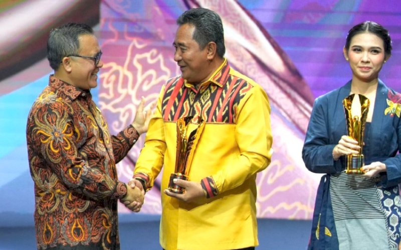PENGHARGAAN. Pj Gubernur Sulbar Bahtiar Baharuddin meraih penghargaan Pemimpin Daerah Awards 2024 kategori Inovasi Daerah atas Kepedulian Lingkungan Berbasis Ketahanan Pangan yang diserahkan langsung Menteri PANRB Abdulah Azwar Anas di Jakarta Concert Hall, Jakarta Pusat, Kamis (8/8/2024) malam. foto: istimewa