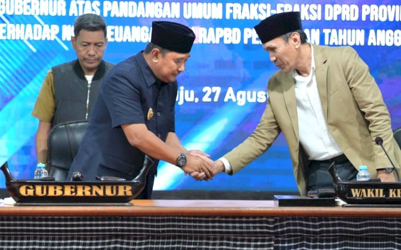 RAPAT PARIPURNA. Pj Gubernur Sulbar, Bahtiar Baharuddin, menghadiri rapat paripurna Pemandangan Umum Fraksi-fraksi DPRD atas Nota Keuangan Ranperda APBD Perubahan 2024 melalui Sidang Paripurna di DPRD Sulbar, Selasa (27/8/2024). foto: istimewa