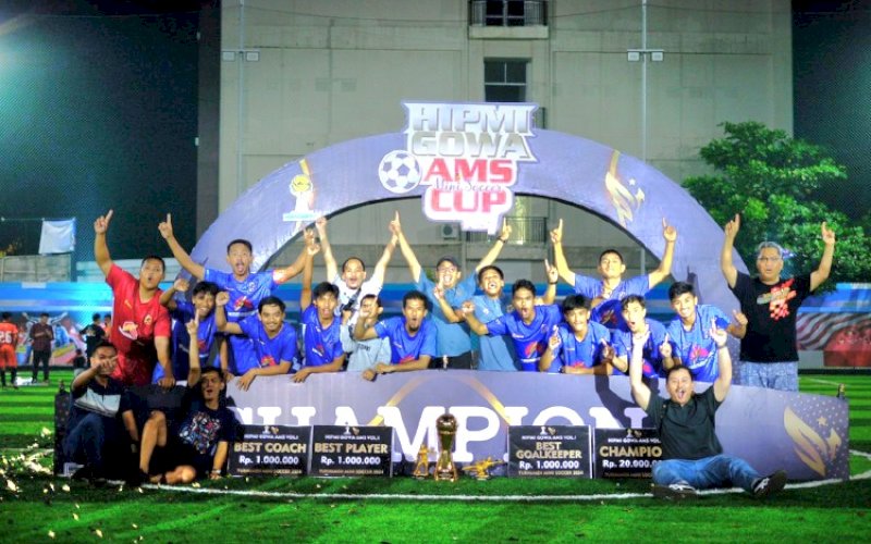 CHAMPION. Tim sepak bola mini soccer Benteng Kupa FC keluar sebagai juara mini soccer Hipmi Gowa AMS Cup Vol 1 2024 yang berlangsung di Lapangan SS Stadium Hertasning, Makassar, Sabtu (24/8/2024). foto: istimewa