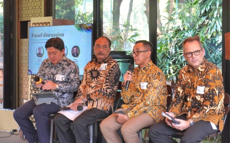 PEMAPARAN. Chief of Sustainability and Corporate Affair PT Vale Indonesia, Bernardus Irmanto (kedua kanan), dalam sesi The Leaders Roundtable on Industrial Decarbonization diskusi pre-event International Sustainability Forum (ISF) 2024, Kamis (29/8/2024). foto: istimewa