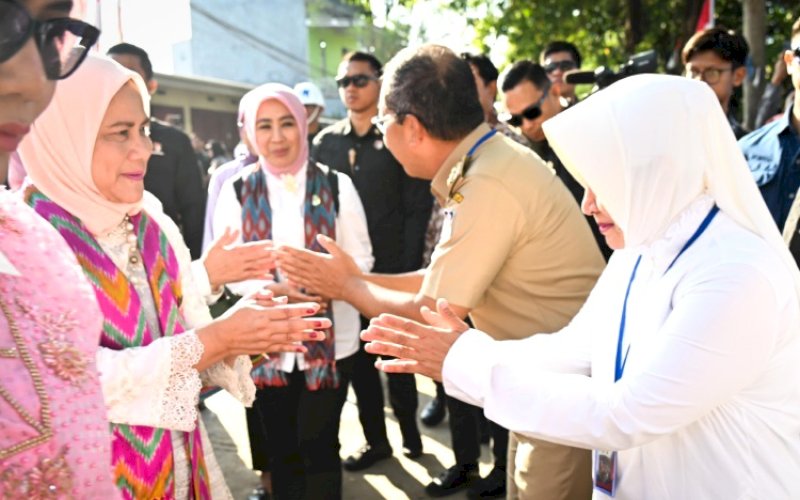 SAMBUTAN. Wali Kota Makassar Moh Ramdhan Pomanto bersama Ketua TP PKK Kota Makassar Indira Jusuf Ismail menyambut kehadiran Ibu Negara Iriana Joko Widodo saat meninjau pelayanan kesehatan di Posyandu Asoka VIIA, Kecamatan Tamalate, Kota Makassar, Sulsel, Jumat (23/8/2024). foto: istimewa