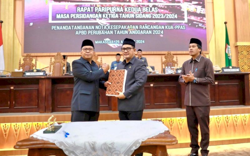 KUA-PPAS. Penandatanganan Nota Kesepahaman antara Wali Kota Makassar Moh Ramdhan Pomanto mewakili Pemkot Makassar bersama Wakil Ketua DPRD Kota Makassar Adi Rasyid Ali tentang pengesahan KUA-PPAS APBD-P 2024 dalam Rapat Paripurna Kedua Belas Masa Persidangan Ketiga Tahun Sidang 2023/2024, Minggu (25/8/2024) malam. foto: istimewa