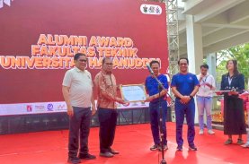 Danny Pomanto Raih Alumni Award Fakultas Teknik Unhas 2024