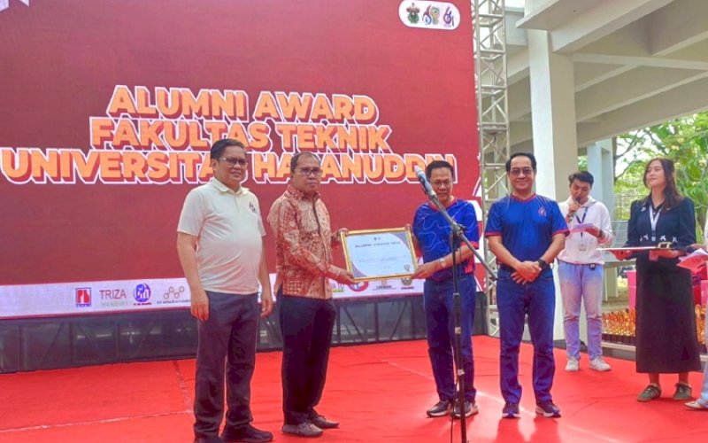 PENGHARGAAN. Wali Kota Makassar, Moh Ramdhan Pomanto, menerima penghargaan Alumni Award Fakultas Teknik Universitas Hasanuddin 2024 pada Puncak Peringatan Dies Natalis Fakultas Teknik Unhas Ke-64 di Fakultas Teknik Unhas, Gowa, Sabtu (31/8/2024). foto: istimewa