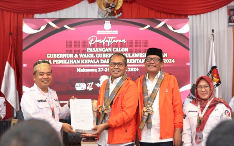 MENDAFTAR. Pasangan Calon Gubernur dan Wakil Gubernur Sulsel, Moh Ramdhan Pomanto-Azhar Arsyad, saat mendaftar di KPU Sulsel, Kamis (29/8/2024). foto: istimewa