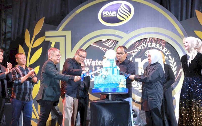HUT PDAM. Wali Kota Makassar, Moh Ramdhan Pomanto, memotong kue ulang tahum pada perayaan Malam Puncak HUT PDAM Kota Makassar ke-100, Senin (26/8/2024). foto: istimewa