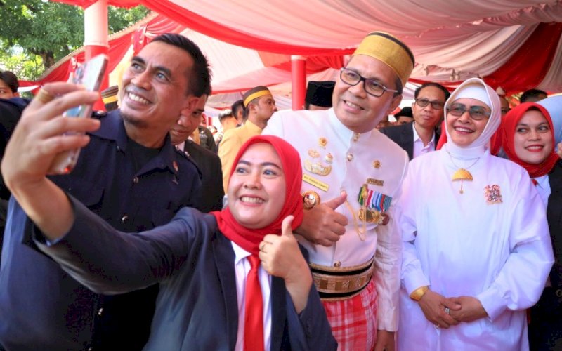 SWAFOTO. Wali Kota Makassar, Moh Ramdhan Pomanto, swaforo bersama peserta Upacara Peringatan Detik-detik Proklamasi HUT Kemerdekaan RI ke-79 di Rujab Gubernur Sulsel, Jl Jenderal Sudirman, Kota Makassar, Sabtu (17/8/2024). foto: istimewa