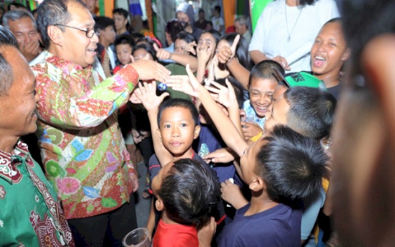 SAMBUTAN. Wali Kota Makassar, Moh Ramdhan Pomanto, mendapatkan sambutan luar biasa saat menghadiri Pesta Rakyat Hari Ulang Tahun (HUT) Kemerdekaan Republik Indonesia (RI) ke-79 di tiga kecamatan, Rabu (21/8/2024) malam. foto: istimewa