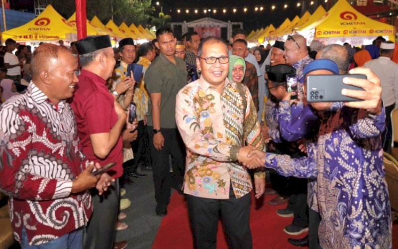 RAMAH TAMAH. Wali Kota Makassar, Moh Ramdhan Pomanto, menghadiri Malam Ramah Tamah dan Pesta Rakyat dalam Rangka Peringatan HUT Kemerdekaan RI ke-79 di tiga kecamatan, Senin (19/8/2024). foto: istimewa