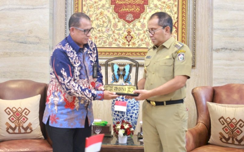PERTEMUAN. Kepala Cabang BNI Makassar Ichsan Iskandar menemui Wali Kota Makassar Moh Ramdhan Pomanto di kediaman Wali Kota Makassar, Jl Amirullah, Kota Makassar, Selasa (20/8/2024). foto: istimewa