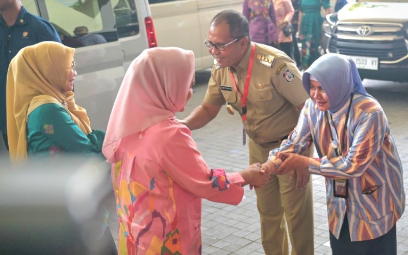 SAMBUTAN. Wali Kota Makassar Moh Ramdhan Pomanto didampingi Ketua TP PKK Kota Makassar Indira Yusuf Ismail menyambut dan mendampingi Ibu Negara Iriana Joko Widodo bersama rombongan saat menghadiri acara di Hotel Four Points by Sheraton Makassar Kamis (22/8/2024). foto: istimewa