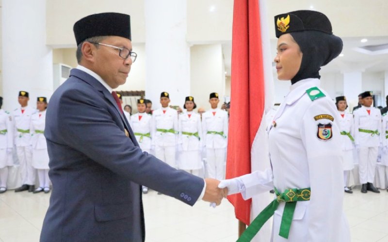 PENGUKUHAN. Wali Kota Makassar, Moh Ramdhan Pomanto, mengukuhkan Pasukan Pengibar Bendera Pusaka (Paskibraka) Kota Makassar 2024 di Baruga Anging Mammiri, Rumah Jabatan Wali Kota Makassar, Kamis (15/8/2024). foto: istimewa