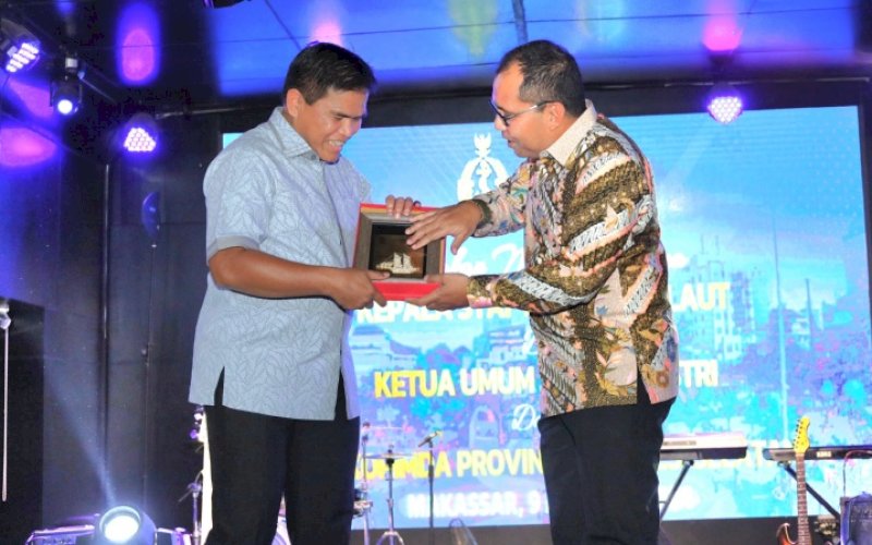 SAMBUTAN. Wali Kota Makassar Moh Ramdhan Pomanto menyerahkan cendera mata kepada KSAL Laksamana TNI Muhammad Ali di sela-sela dinner bareng di Dupli Dining & Lounge Pantai Akkarena, Jl Metro Tanjung Bunga, Kota Makassar, Jumat (9/8/2024) malam. foto: istimewa