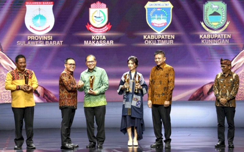 PENGHARGAAN. Wali Kota Makassar Moh Ramdhan Pomanto meraih penghargaan Pemimpin Daerah Awards 2024 atas inovasinya di dalam mewujudkan Makassar Low Carbon City yang diserahkan langsung Menteri PANRB Abdulah Azwar Anas di Jakarta Concert Hall, Jakarta Pusat, Kamis (8/8/2024) malam. foto: istimewa