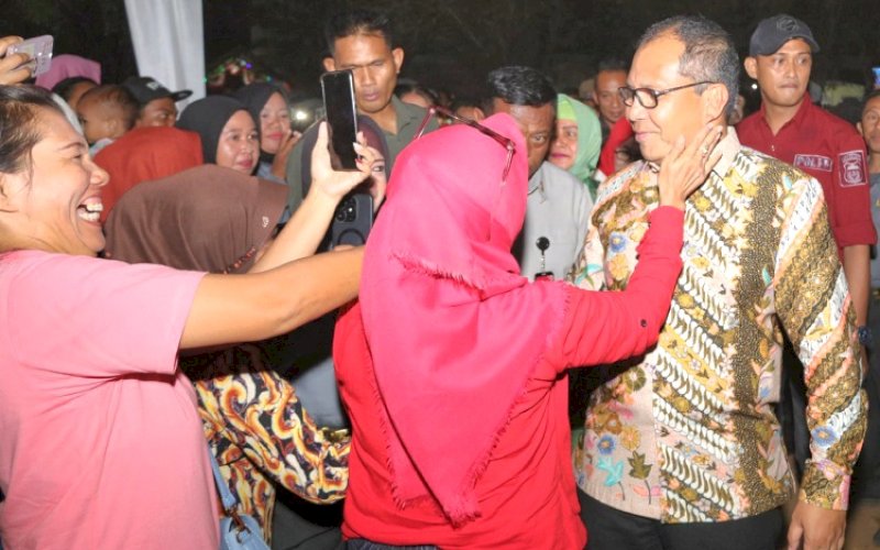 SAMBUTAN. Wali Kota Makassar, Moh Ramdhan Pomanto, mendapatkan sambutan luar biasa dari warga saat menghadiri Pesta Rakyat HUT Kemerdekaan RI ke-79 di Lapangan Bitowa, Kecamatan Manggala, Kota Makassar, Senin (19/8/2024) malam. foto: istimewa
