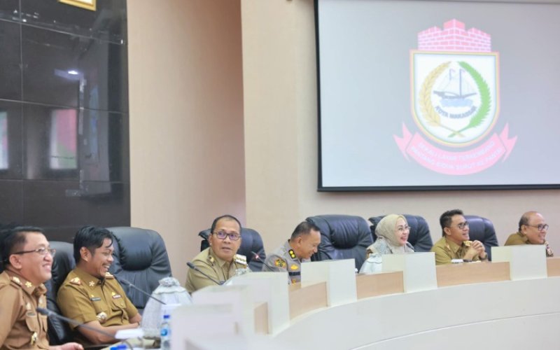 RAKOR. Wali Kota Makassar, Moh Ramdhan Pomanto, memimpin rapat koordinasi peringatan HUT Kemerdekaan RI Ke-79 dengan seluruh OPD di Balai Kota Makassar, Senin (12/8/2024). foto: istimewa