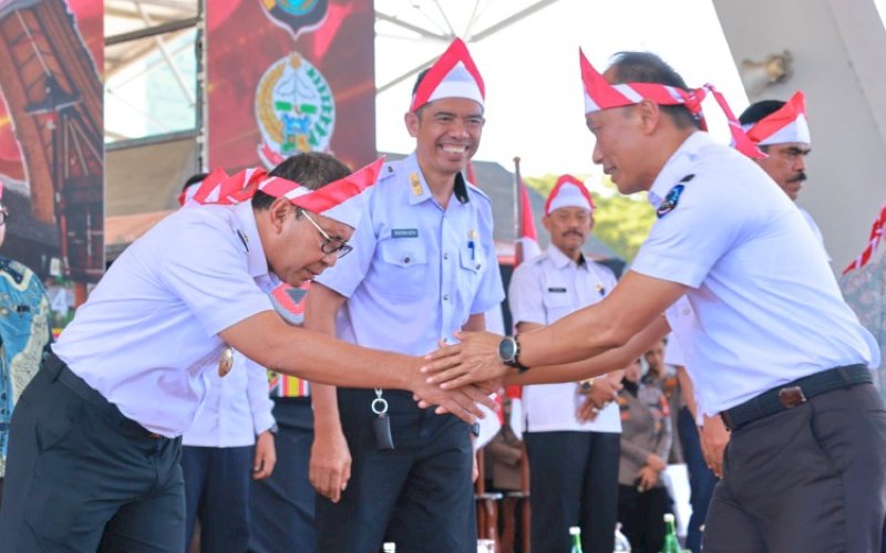 PILKADA DAMAI. Wali Kota Makassar Moh Ramdhan Pomanto menyapa Pj Gubernur Sulsel Zudan Arif Fakhrulloh saat mengikuti kegiatan Cooling System Dalam Rangka Deklarasi Pilkada Damai Tiga Pilar (Lurah/Kades, Babinsa dan Bhabinkamtibmas) di Lapangan Karebosi Makassar, Rabu (28/8/2024). foto: istimewa