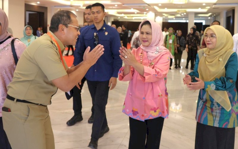 SAMBUTAN. Wali Kota Makassar Moh Ramdhan Pomanto menyambut dan mendampingi Ibu Negara Iriana Joko Widodo saat menghadiri acara di Hotel Four Points by Sheraton MakassarKamis (22/8/2024). foto: istimewa