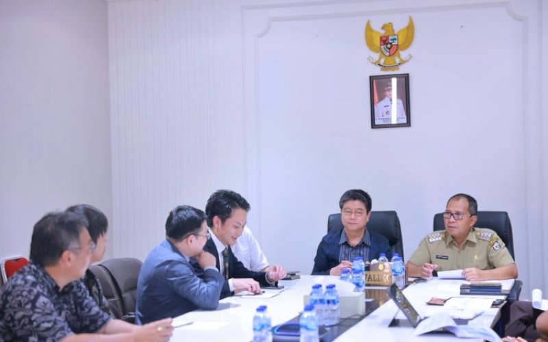 PERTEMUAN. Wali Kota Makassar, Moh Ramdhan Pomanto, menerima tim Maniwa, Jepang dalam rangka rapat perencanaan awal kerja sama di Kantor Balai Kota Makassar, Senin (20/8/2024). foto: istimewa