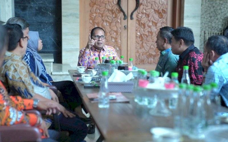 AUDIENSI. Wali Kota Makassar, Moh Ramdhan Pomanto, menerima audiensi perwakilan kampus juga Kepala BPS Makassar di Jl Amirullah, Kota Makassar, Jumat (16/8/2024). foto: istimewa