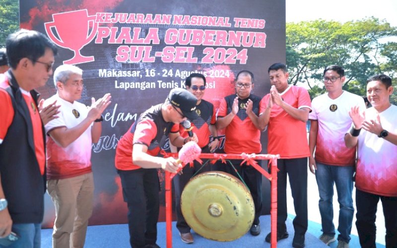 PEMBUKAAN. Wali Kota Makassar Moh Ramdhan Pomanto menyaksikan Pj Gubernur Sulsel Zudan Arif Fakrulloh membuka Kejuaraan Nasional Tenis Piala Gubernur Sulsel 2024 yang digelar Pelti Sulsel di Lapangan Tenis Karebosi, Jl Kajaolalido, Kota Makassar, Jumat (16/8/2024). foto: istimewa