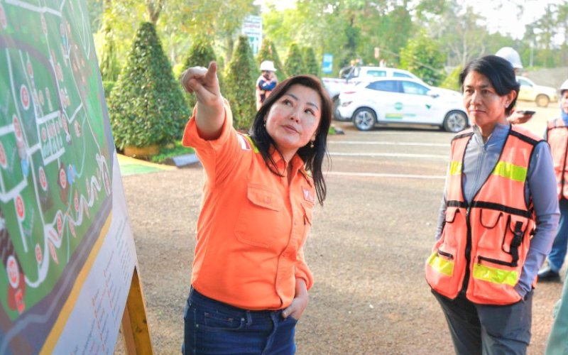PENJELASAN. CEO PT Vale Indonesia Febriany Eddy memberikan penjelasan kepada Direktur & Senior Anchor CNN Indonesia Desi Anwar saat melakukan kunjungan ke PT Vale Indonesia Tbk (PT Vale) di Blok Sorowako, Luwu Timur, Sulsel, Senin-Selasa (19-20/8/2024). foto: istimewa