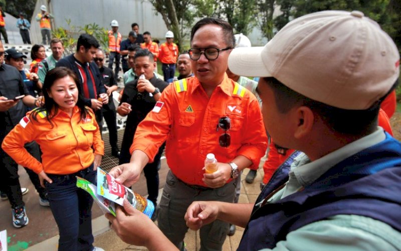 KUNJUNGAN. CEO PT Vale Indonesia Febriany Eddy mendmapinyi Wakil Menteri BUMN Kartika Wiroatmodjo saat berkunjung ke area operasional PT Vale di Sorowako, Luwu Timur, Selasa (27/8/2024). foto: istimewa