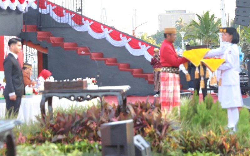 BENDERA PUSAKA. Pj Sekda Kota Makassar, Firman Hamid Pagarra, menerima secara langsung peti yang berisi duplikat bendera pusaka Merah Putih dan salinan teks proklamasi pada peringatan HUT Kemerdekaan RI ke-79 di Anjungan City of Makassar, Kota Makassar, Sabtu (17/8/2024). foto: istimewa