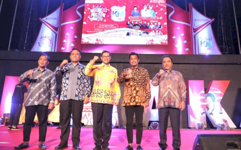 KIM FEST. Pj Sekda Kota Makassar Firman Hamid Pagarra mendampingi Staf Ahli Menteri Bidang Sosial Ekonomi dan Budaya Kementerian Komunikasi dan Informatika R Wijaya Kusumawardhana membuka resmi Kelompok Informasi Masyarakat (KIM) Fest 2024 di Anjungan City of Makassar, Jumat (9/8/2024). foto: istimewa