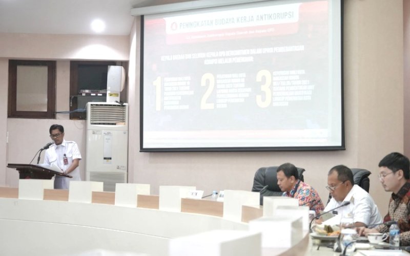 PEMAPARAN. Pj Sekda Kota Makassar, Firman Hamid Pagarra, memaparkan langsung Program Antikorupsi yang dimiliki Kota Makassar di Ruang Sipakatau Balai Kota Makassar, Rabu (7/8/2024). foto: istimewa