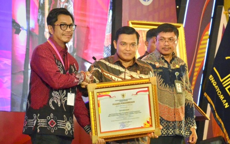 PENGHARGAAN. Kepala BPHN Widodo Ekatjahjana menyerahkan penghargaan JDIHN 2024 kepada Pj Sekda Kota Makassar Firman Hamid Pagarra mewakili Wali Kota Makassar Moh Ramdhan Pomanto di Aston Kartika Grogol Hotel, Jakarta Barat, Kamis (22/8/2024). foto: istimewa
