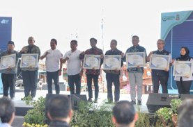 Wakili Danny Pomanto, Firman Pagarra Terima Penghargaan Tokoh Peduli Masyarakat Pesisir dari KKP