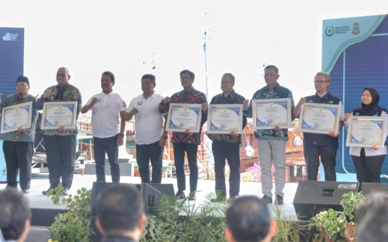 PENGHARGAAN. Pj Sekda Kota Makassar Firman Hamid Pagarra (tengah) mewakili Wali Kota Makassar menerima penghargaan dari Menteri Kelautan dan Perikanan Sakti Wahyu Trenggono di Anjungan City of Makassar, Kamis (29/8/2024). foto: istimewa