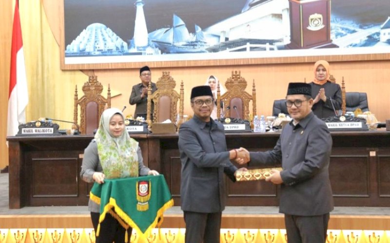 RAPAT PARIPURNA. Pj Sekda Kota Makassar, Firman Hamid Pagarra, menghadiri rapat paripurna sidang ke tiga belas masa persidangan ketiga tahun sidang 2023/2024 di Ruang Banggar DPRD Kota Makassar, Rabu (28/8/2024) malam. foto: istimewa