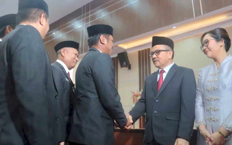 BERI SELAMAT. Pj Sekda Kota Makassar, Firman Hamid Pagarra, memberikan selamat kepada Jufri Rahman usai dilantik sebagai Sekda Provinsi Sulsel yang dilaksanakan di Ruang Pola Kantor Gubernur Sulsel, Rabu (14/8/2024). foto: istimewa