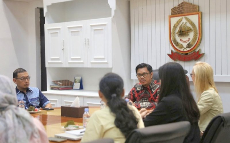 PERTEMUAN. Pj Sekda Kota Makassar, Firman Hamid Pagarra, menerima kunjungan langsung dari pihak Asian Development Bank (ADB) di Ruang Kerjanya, Kamis (29/8/2024). foto: istimewa