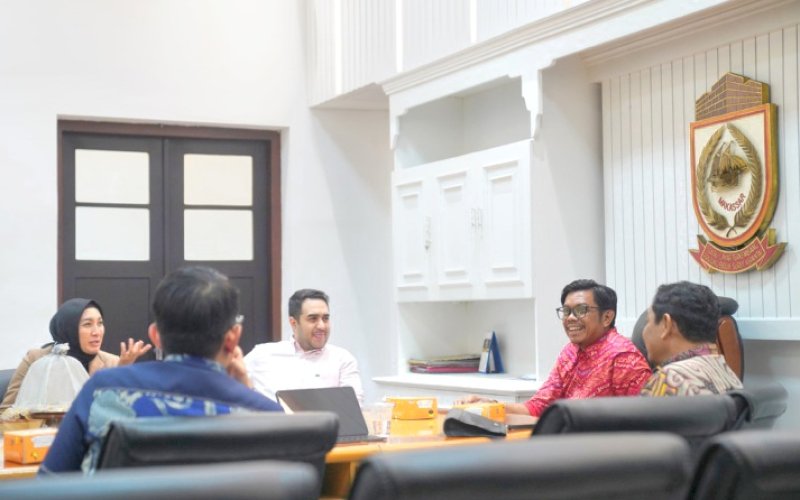 PERTEMUAN. Senior executive investment & Portofolio Manager of JTA International Investment Holding Qatar Ali Hadji secara langsung saat melakukan audiensi ke Pj Sekda Kota Makassar Firman Hamid Pagarra di Ruang Rapat Sekda, Balai Kota Makassar, Jumat (23/8/2024). foto: istimewa